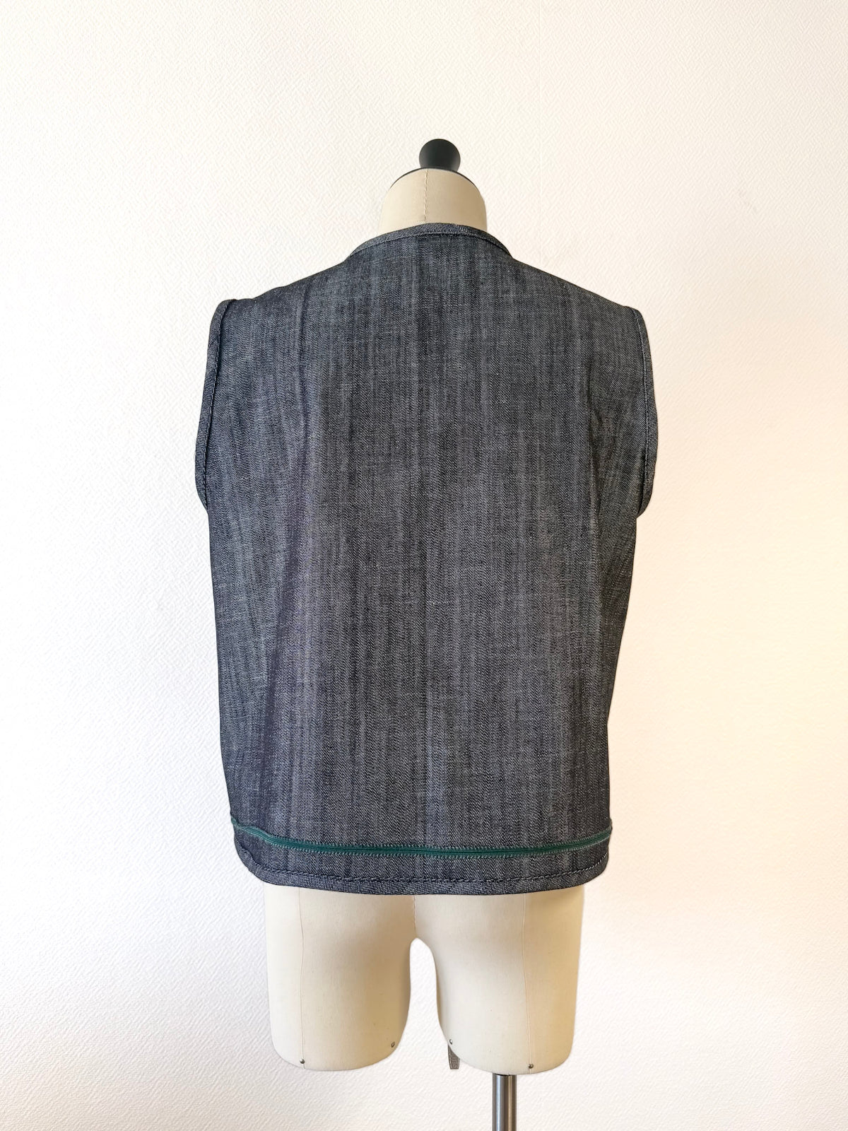 Veste sans manches brodée - Denim gris bleu et broderie verte