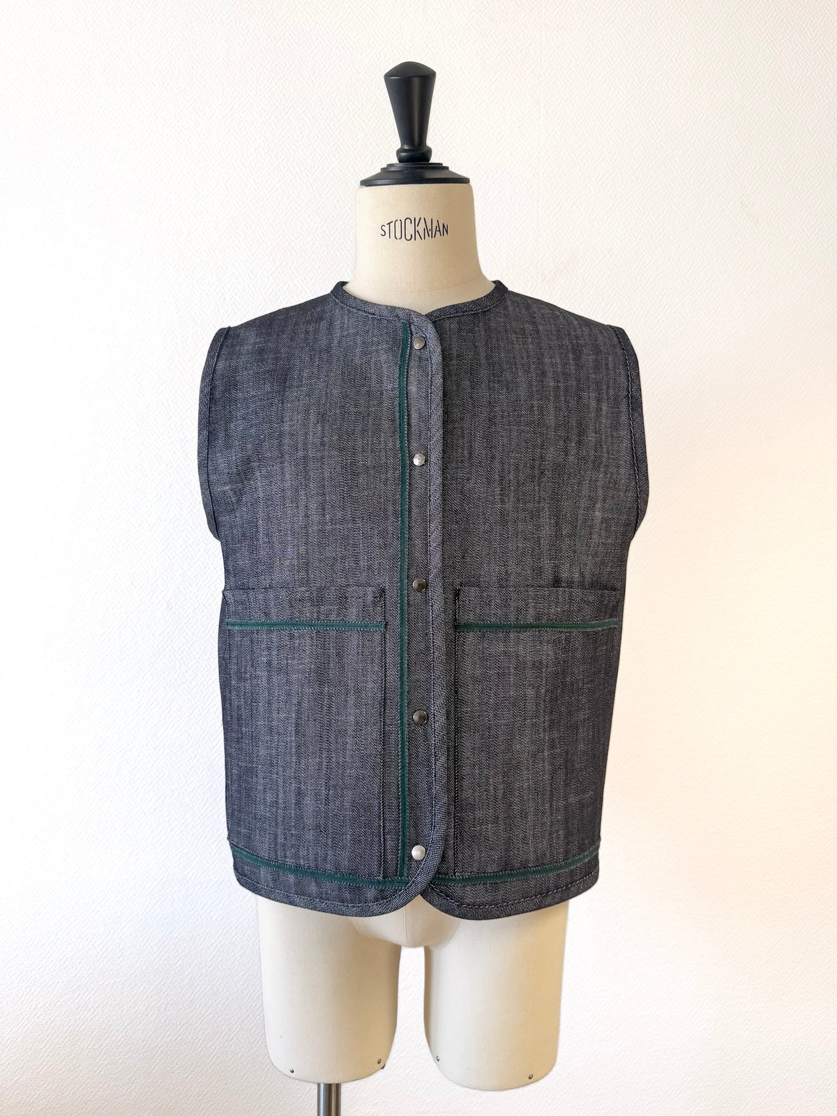 Veste sans manches brodée - Denim gris bleu et broderie verte
