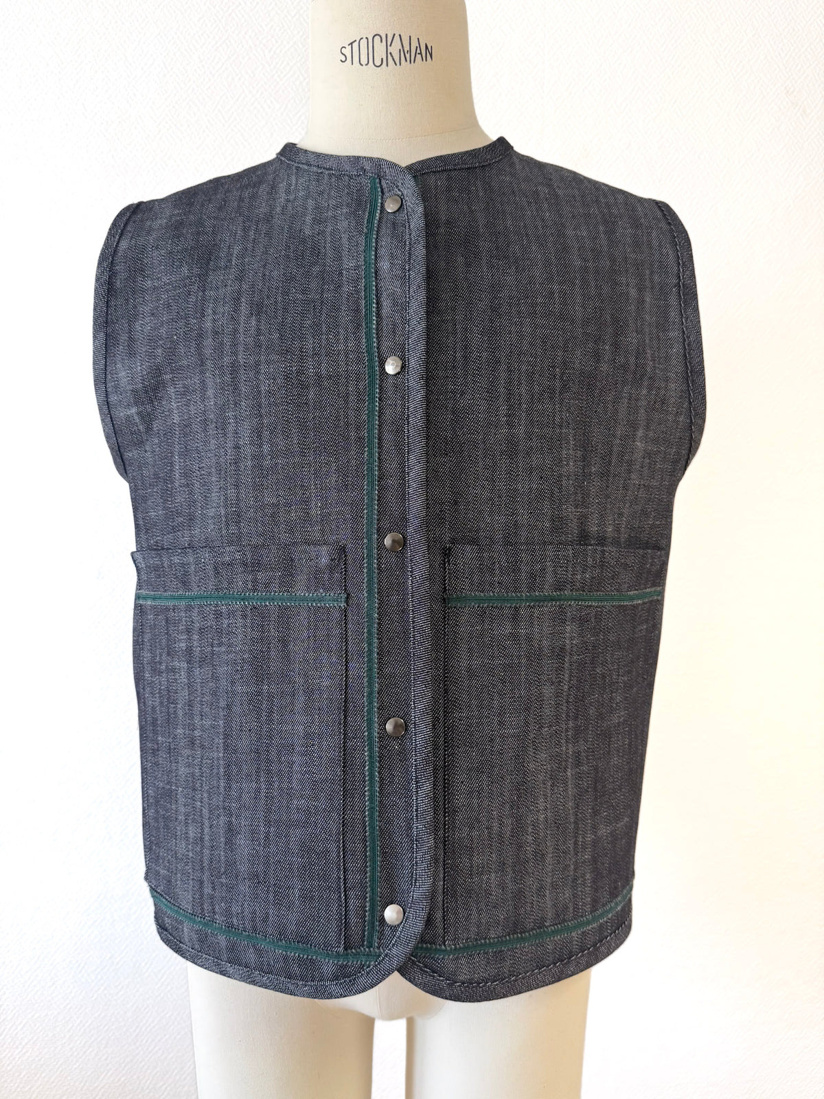 Veste sans manches brodée - Denim gris bleu et broderie verte