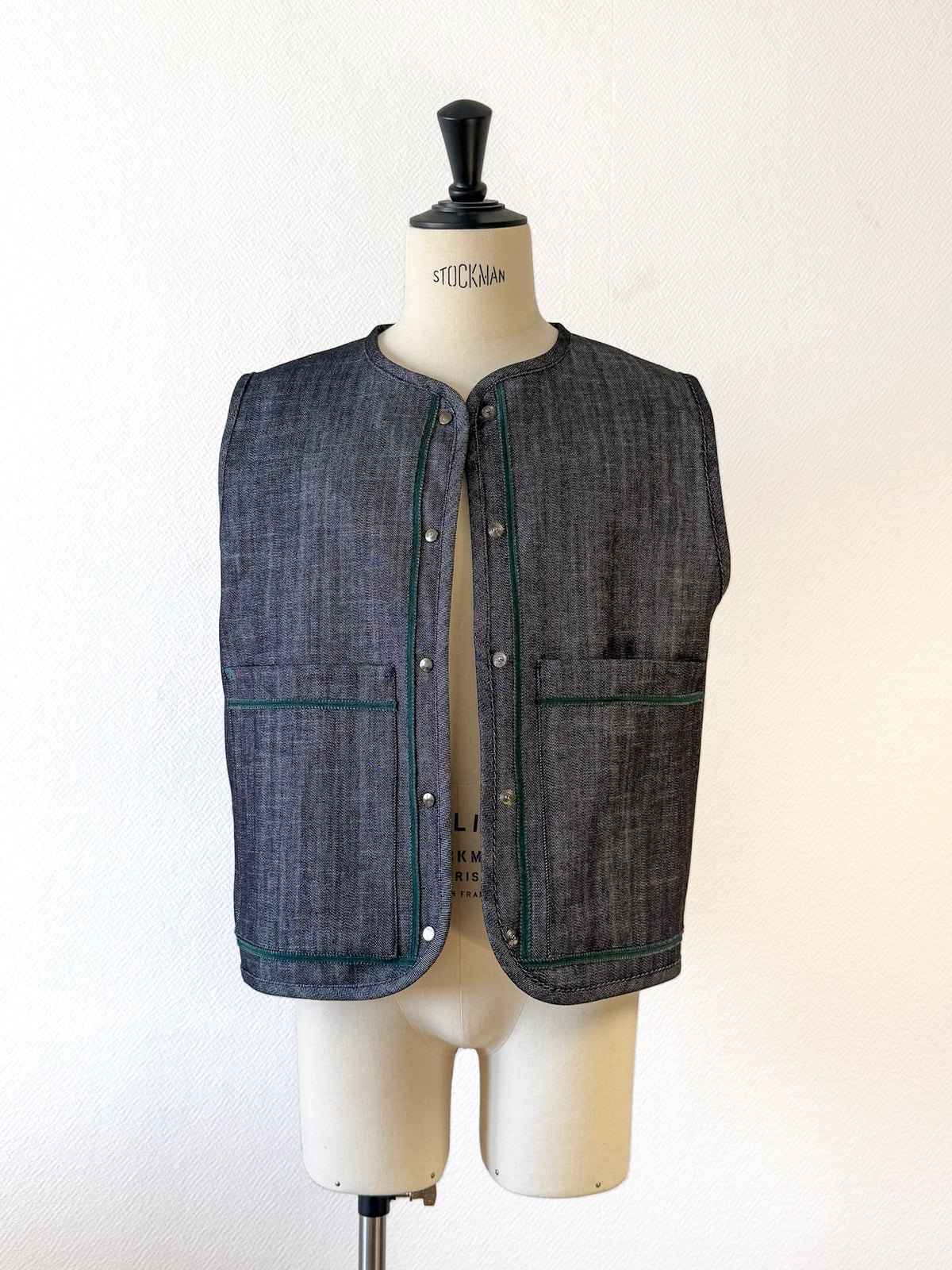 Veste sans manches brodée - Denim gris bleu et broderie verte