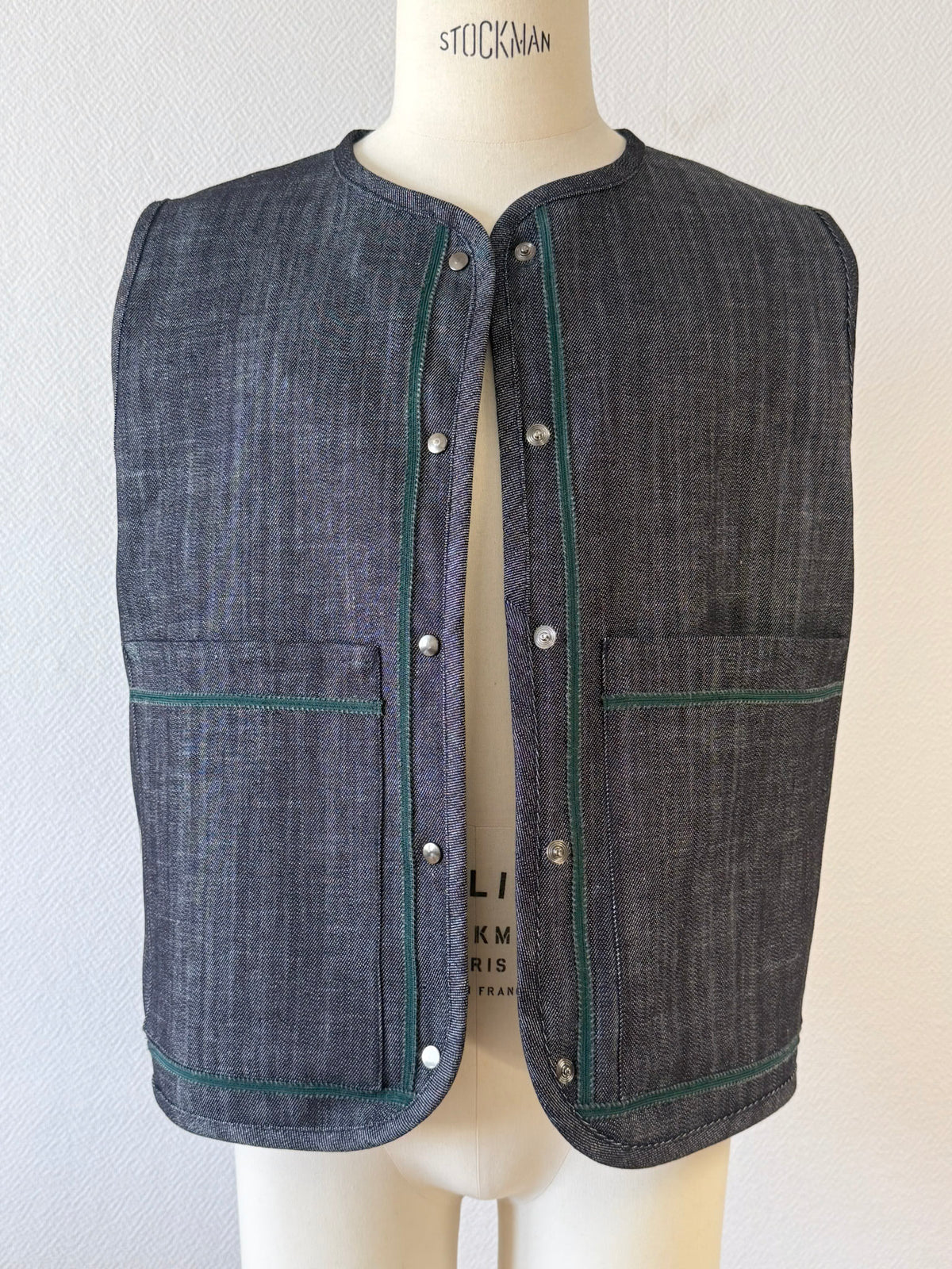 Veste sans manches brodée - Denim gris bleu et broderie verte