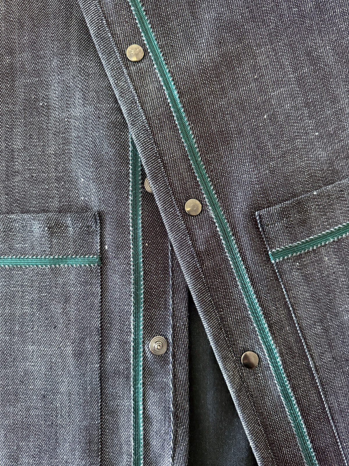 Veste sans manches brodée - Denim gris bleu et broderie verte