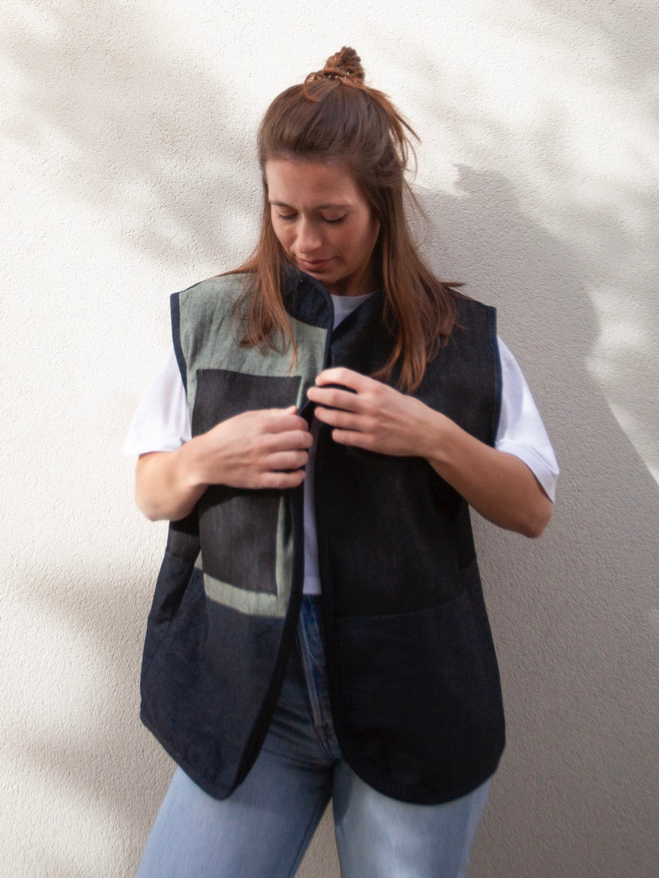 Veste sans manches en jean patchwork gris et bleu à col arrondi