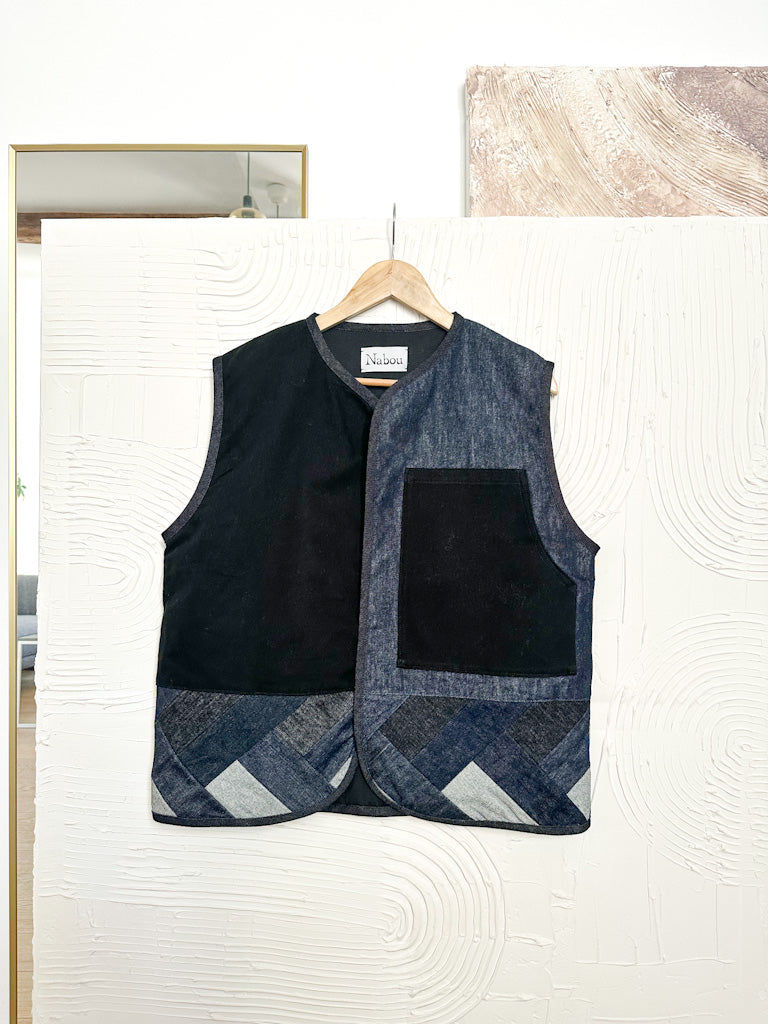 Veste sans manches en jean patchwork chevrons noir & bleu