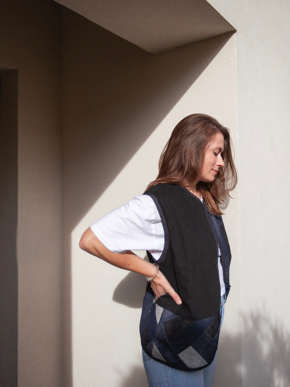 veste sans manche en jean porté par une femme
