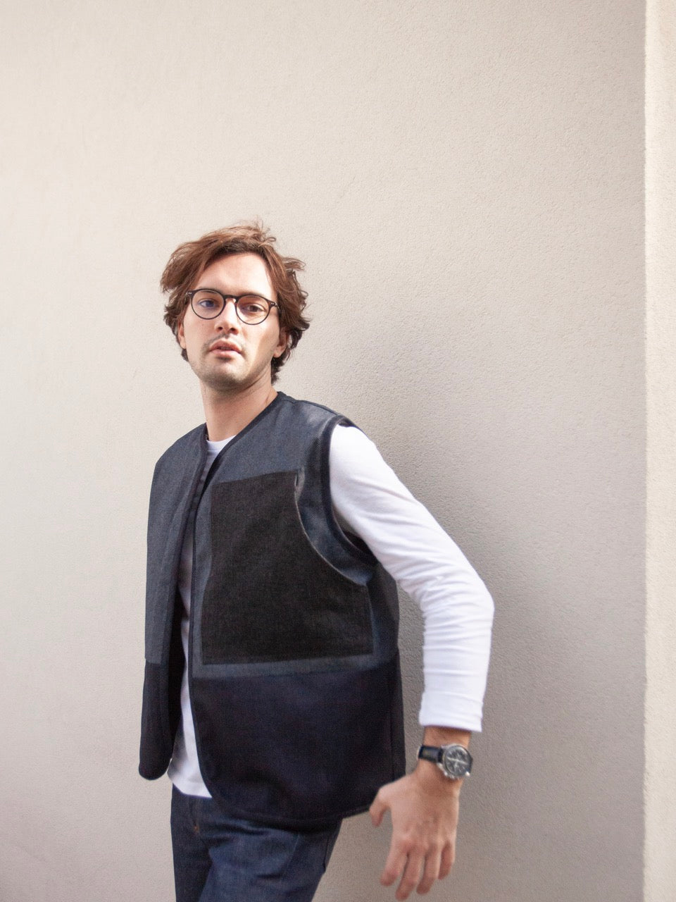 veste sans manche en jean porté par un homme