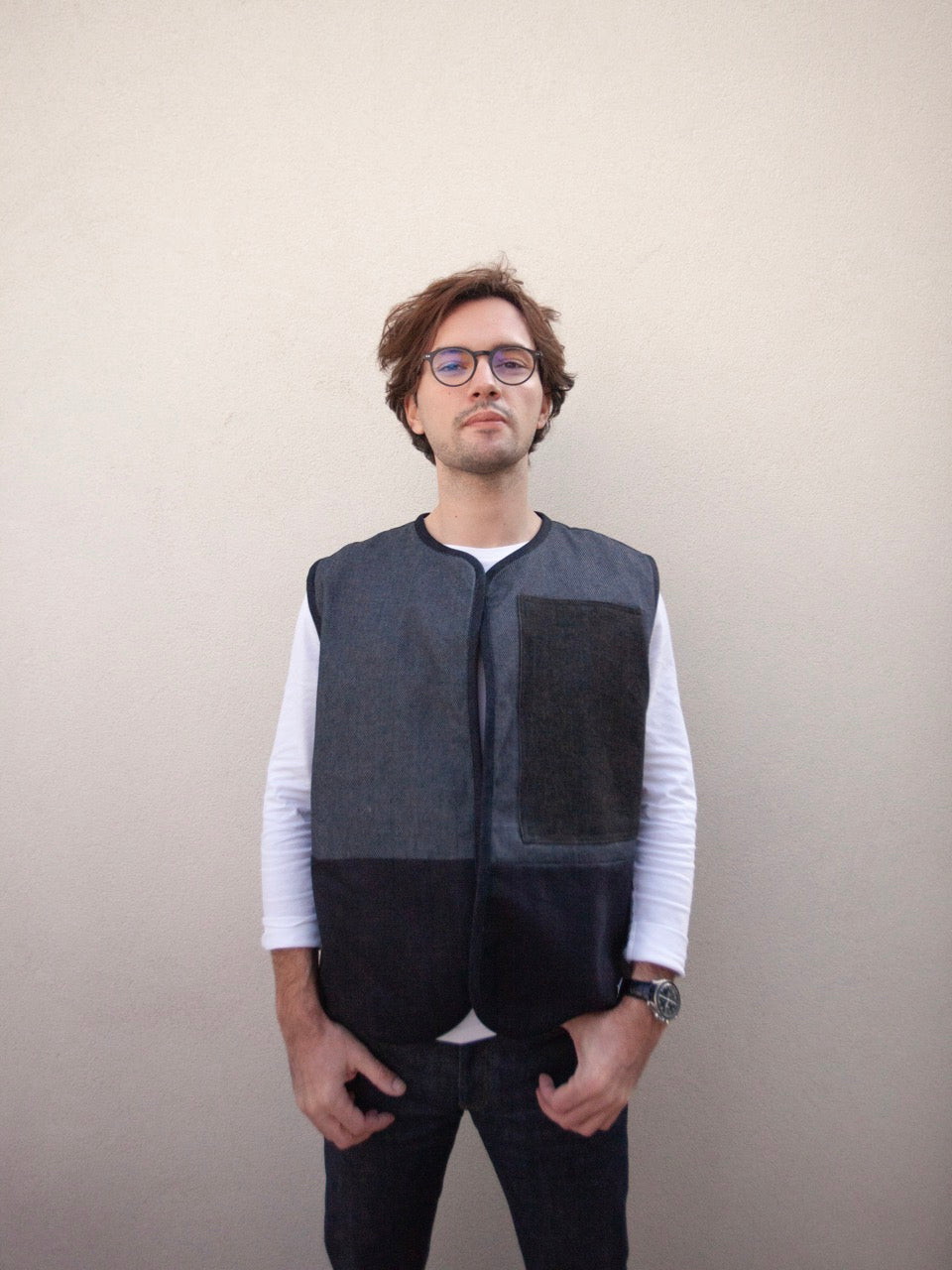 veste sans manche en jean sur un t shirt blanc