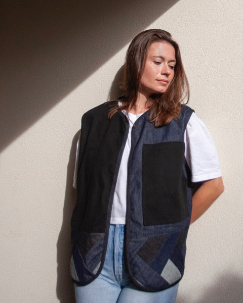 veste sans manche en jean sur un t shirt blanc femme