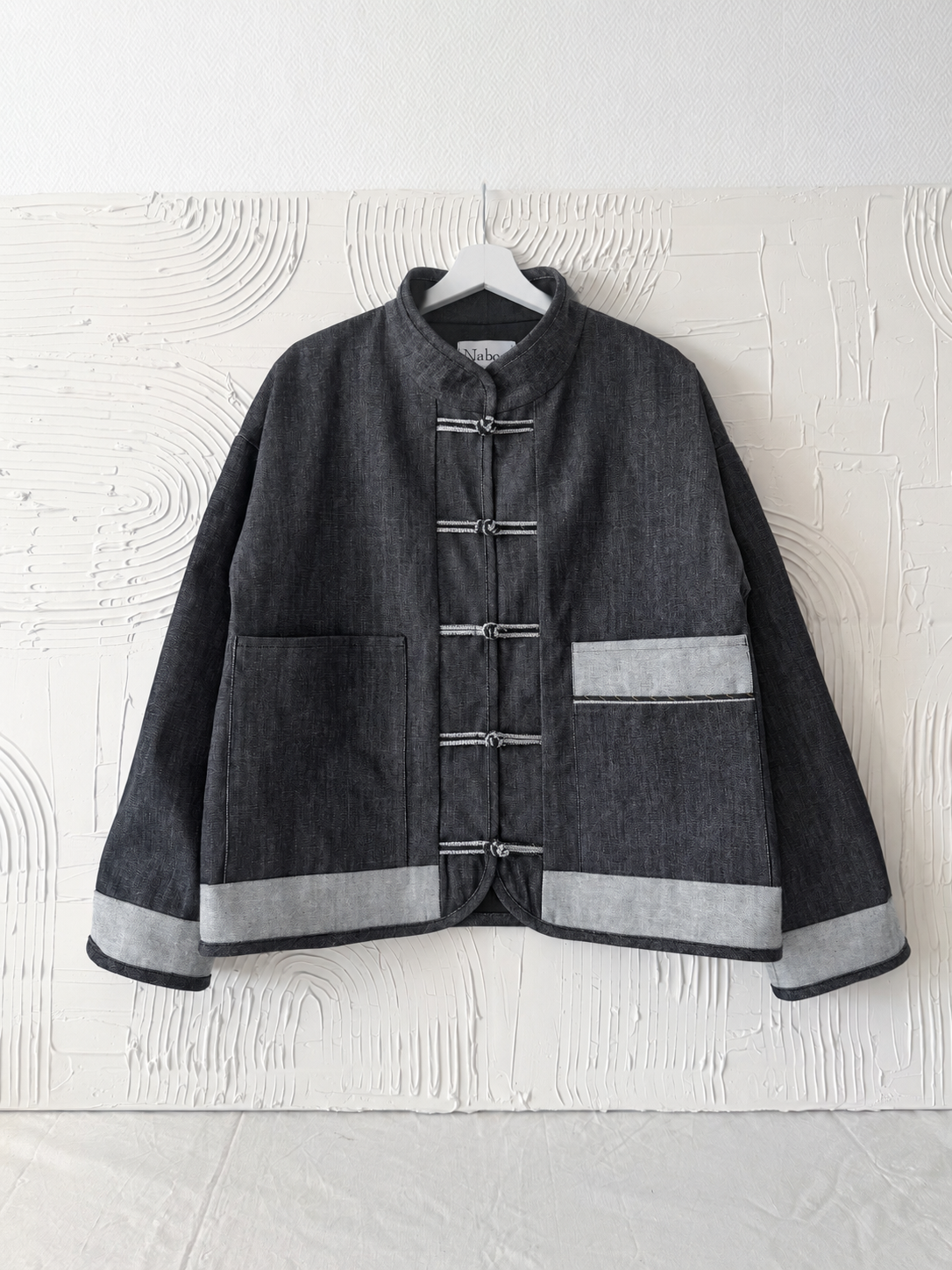 veste à noeuds chinois gris foncé sur cintre