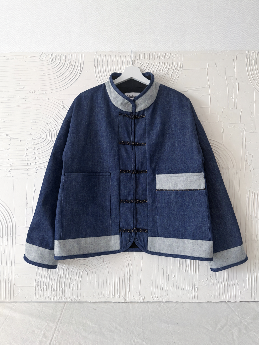 veste bleu de shanghai sur cintre