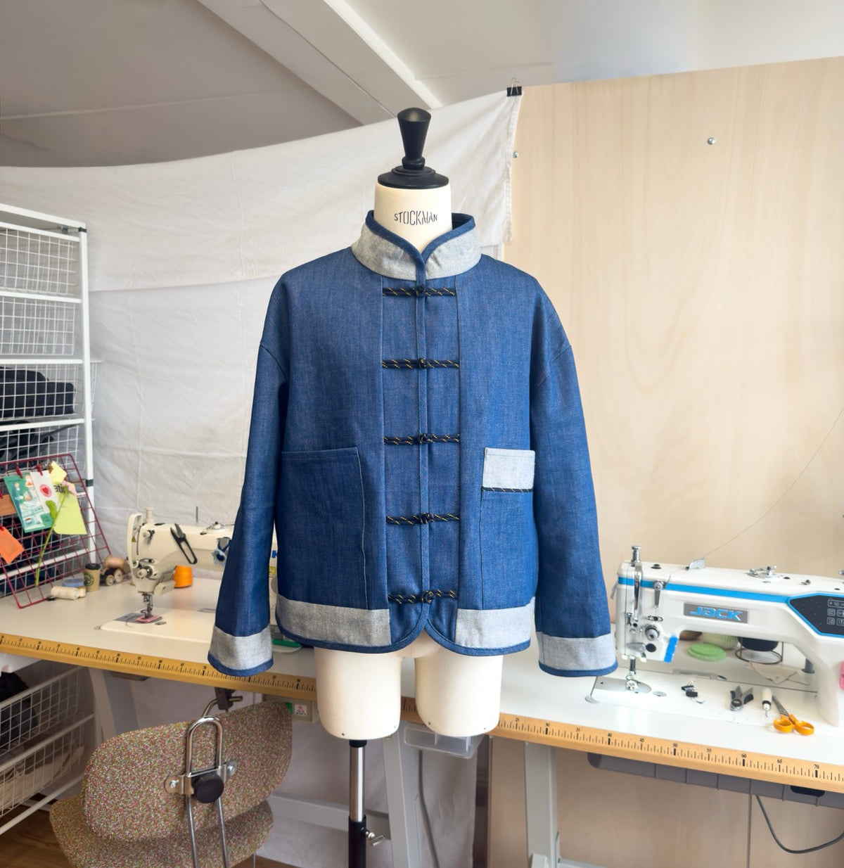 veste bleu de shanghai sur mannequin d'atelier