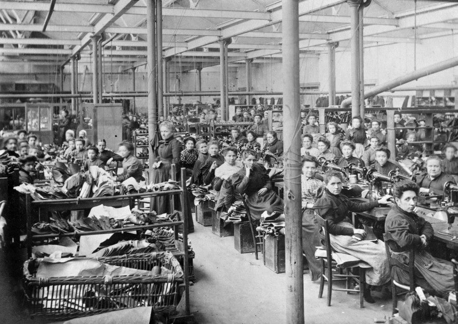 Ouvrières dans un atelier industriel de confection à la fin du XIXe siècle