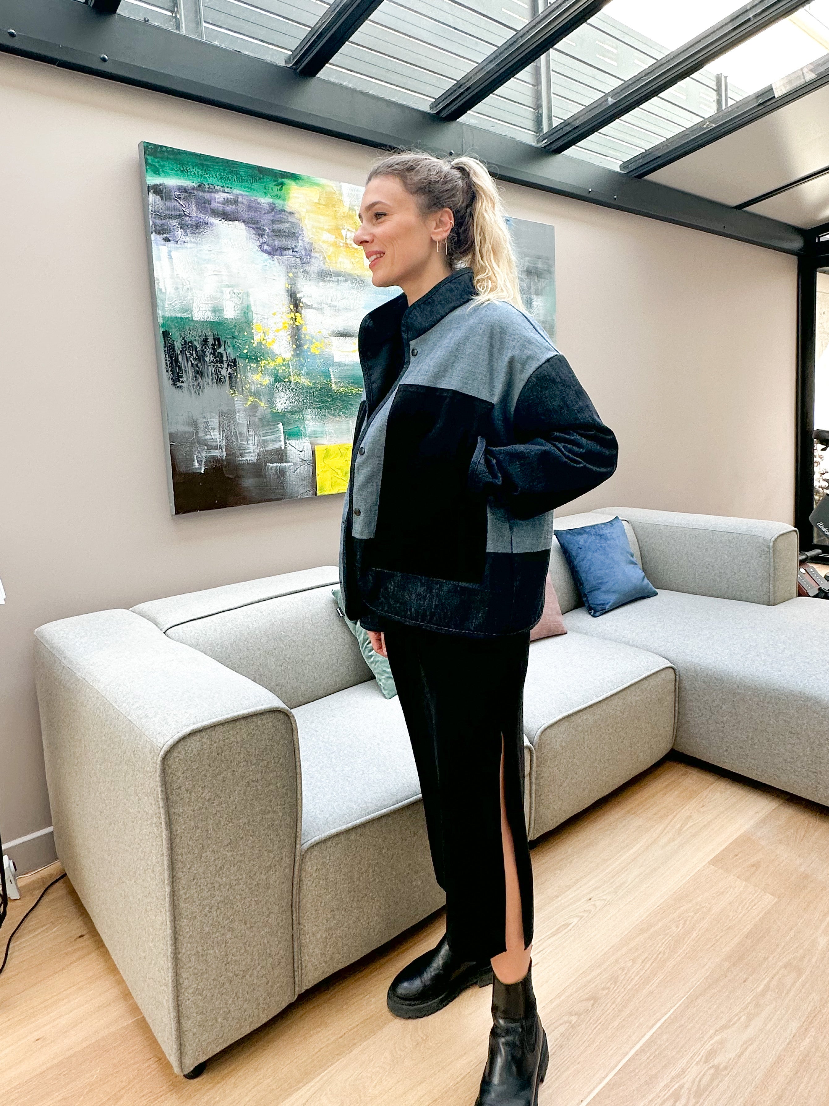 veste en jean patchwork bleue foncé porté par une femme