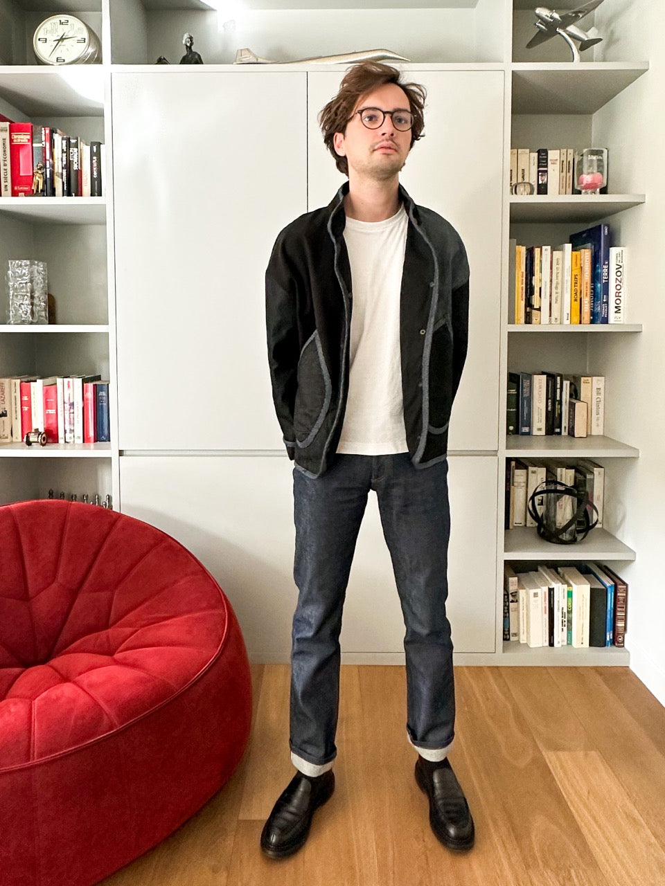 veste en jean patchwork noire porté par un homme