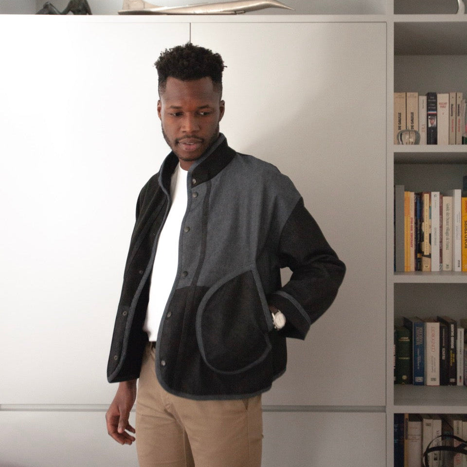 veste unisexe en jean portée par un homme