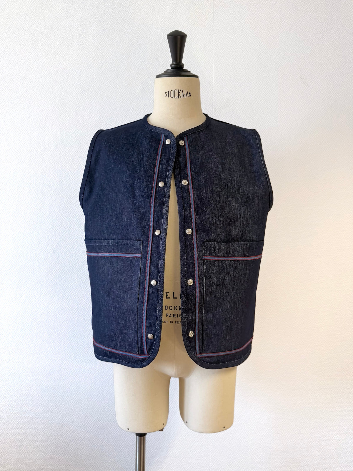 veste sans manche jean bleu à broderie rouge sur stockman