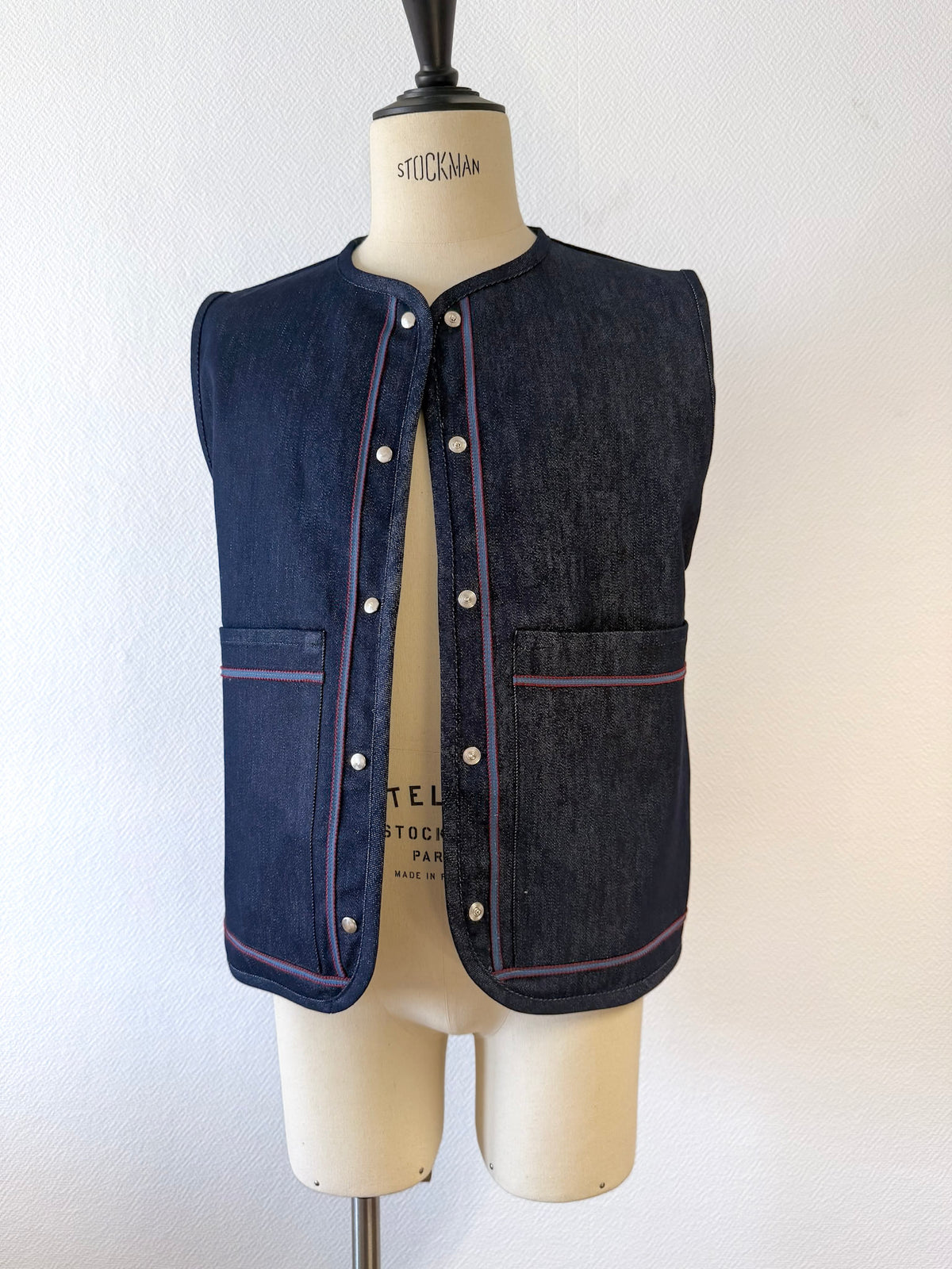 veste sans manche brodée bleue sur mannequin