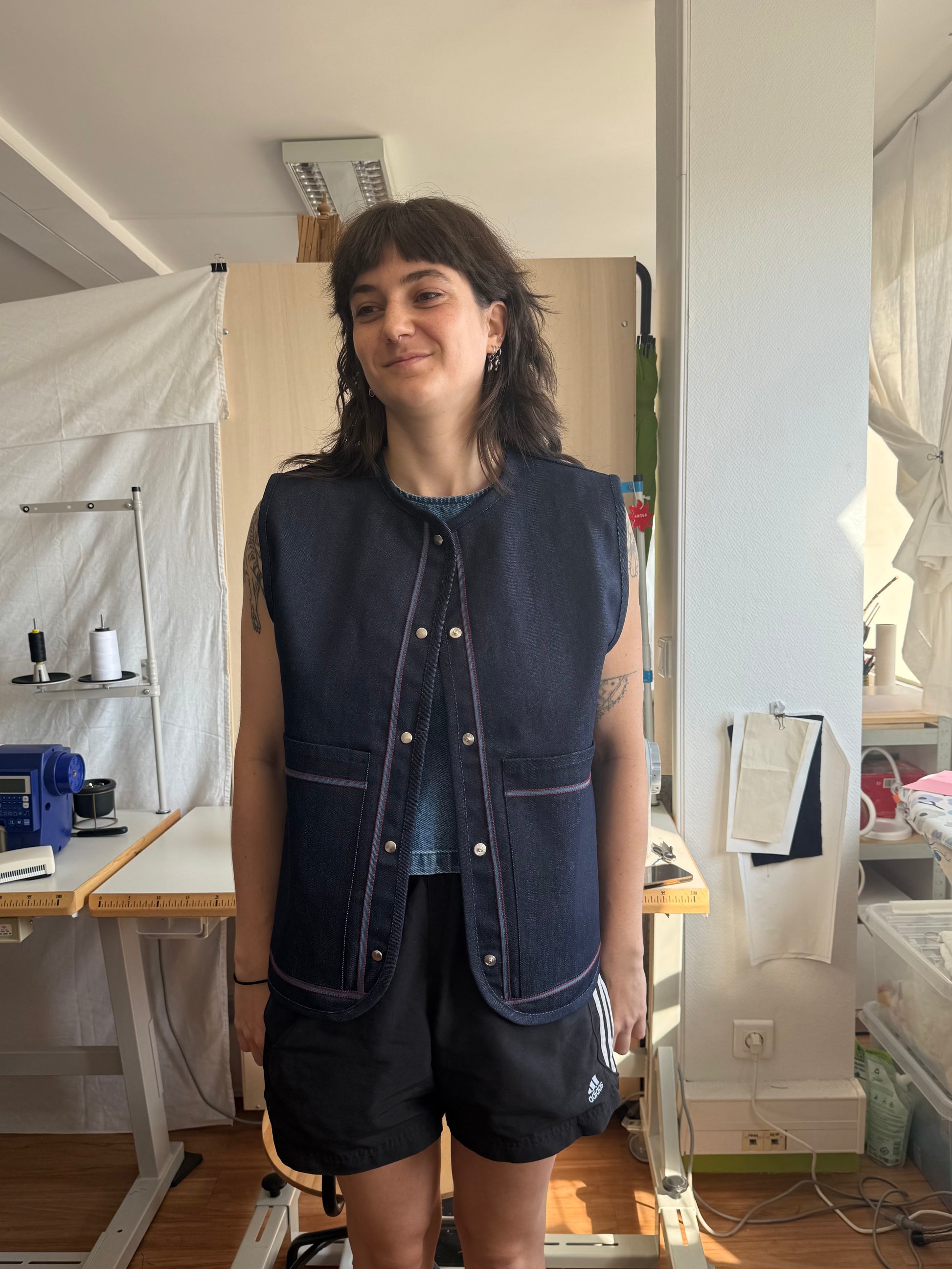 femme portant une veste sans manche brodée