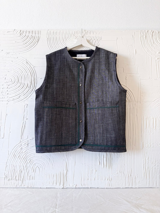 veste sans manche gris foncé à broderie vert foncé sur cintre