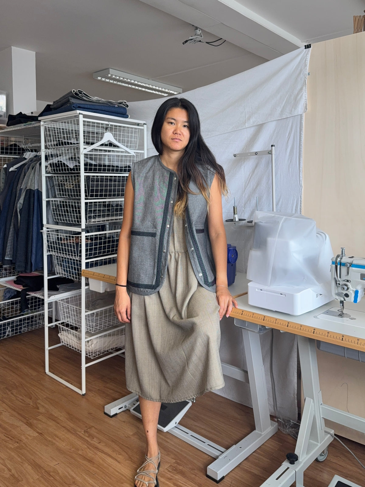 veste sans manche brodée portée par une femme